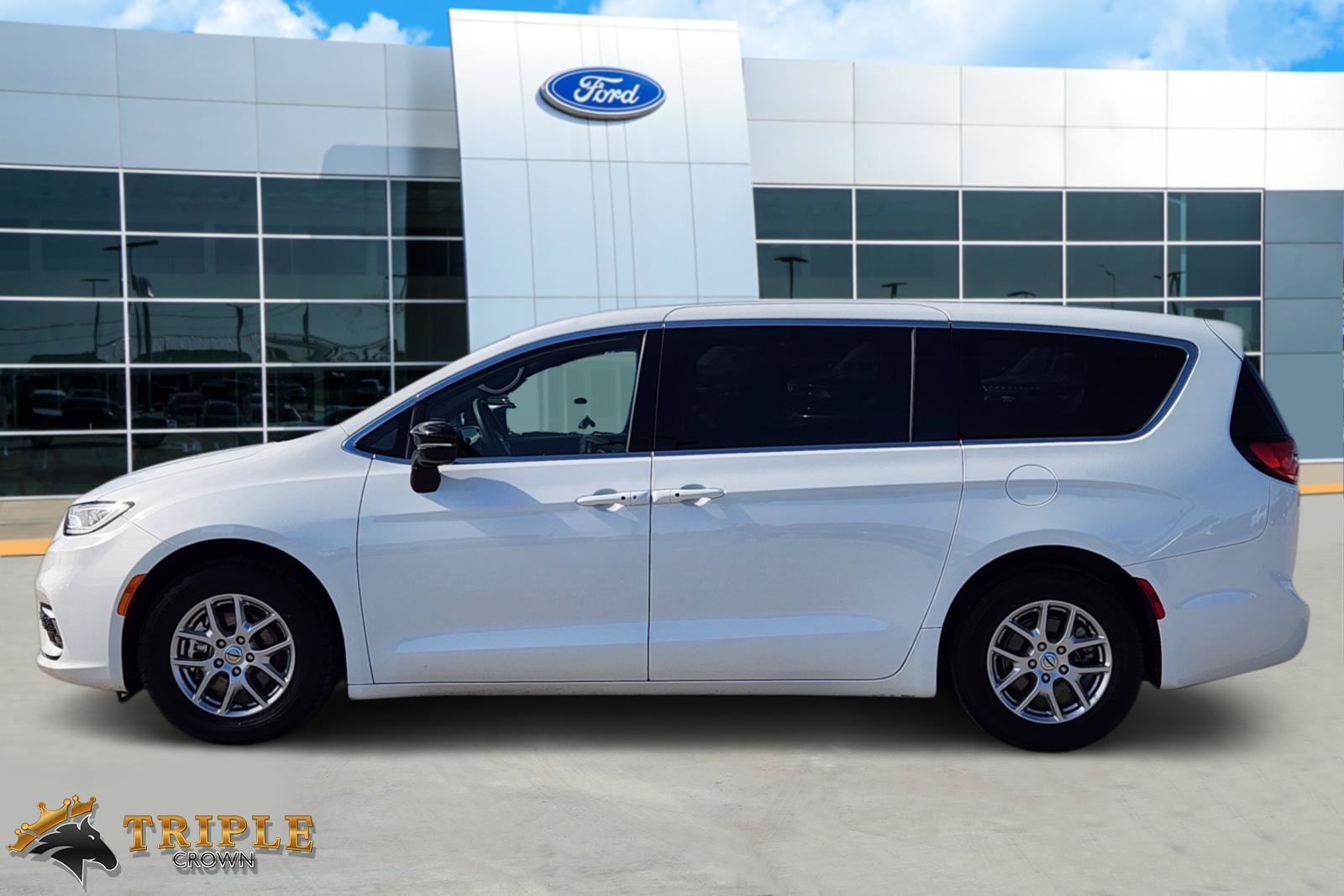 Used 2025 Chrysler Pacifica Select FWD image 3