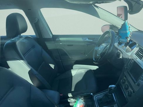 Used 2017 Volkswagen Golf SE image 9