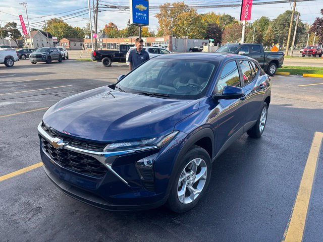 Used 2024 Chevrolet Trax LS w/ LS Convenience Package FWD image 1