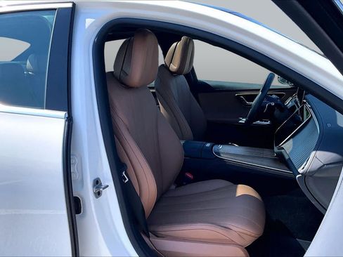 Used 2025 Mercedes-Benz E 350 4MATIC Sedan image 9