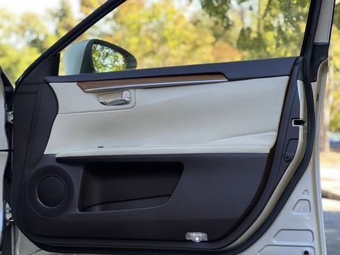 Used 2017 Lexus ES 300h w/ Luxury Package image 26