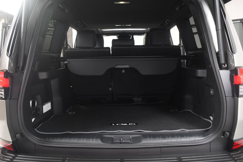 Used 2025 Lexus GX 550 w/ Accessory Package (CT) AWD/4WD image 35