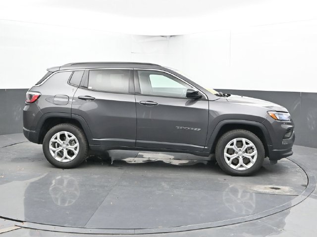 Used 2024 Jeep Compass Latitude AWD/4WD image 4