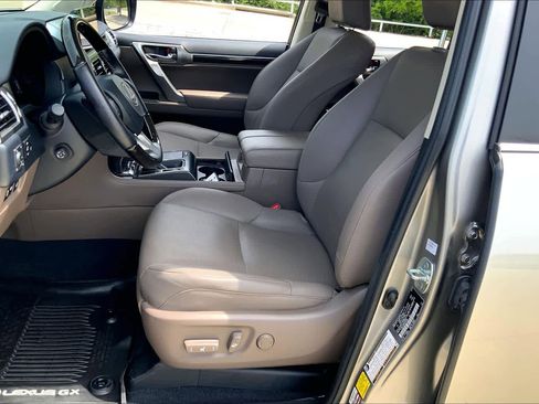 Used 2023 Lexus GX 460 Premium w/ Accessory Package image 8