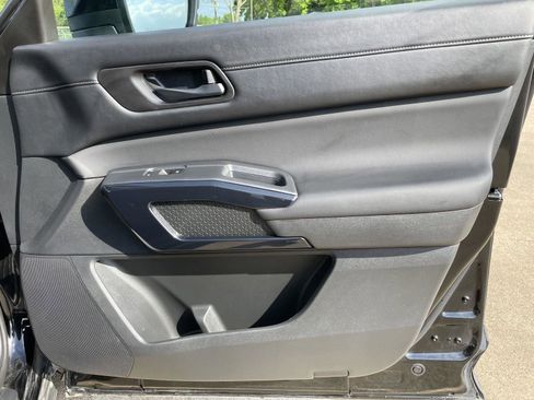 Used 2025 Nissan Pathfinder SV FWD image 43