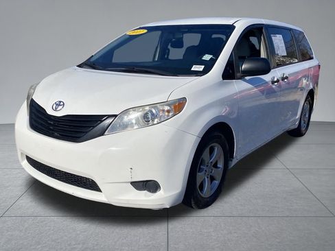 Used 2017 Toyota Sienna L image 2