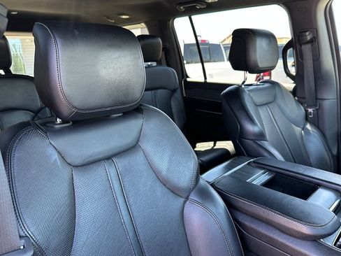 Certified 2024 Jeep Wagoneer Series II w/ Flexible Seating Group RWD image 16