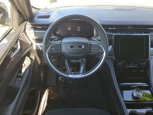 Used 2023 Jeep Grand Cherokee Altitude image 16