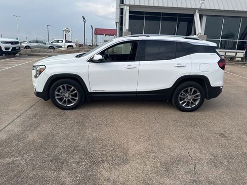 Used 2023 GMC Terrain SLT image 2