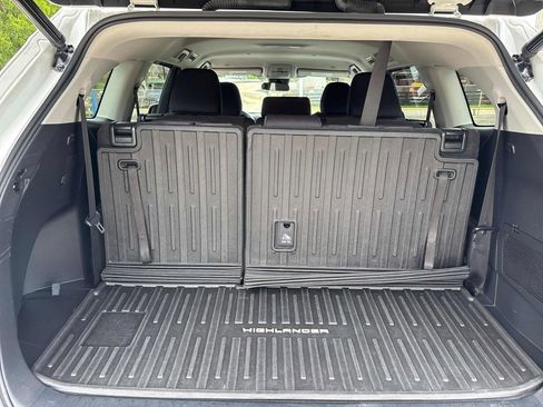 Used 2023 Toyota Highlander LE AWD/4WD image 26