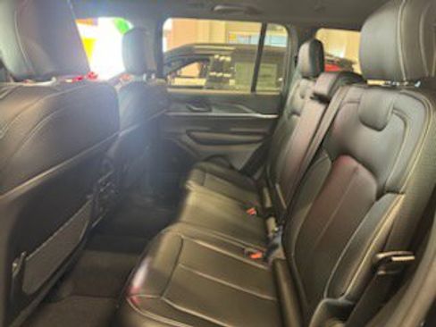 New 2025 Jeep Grand Cherokee Limited w/ Black Appearance Package image 7