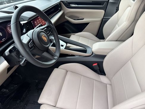 Certified 2025 Porsche Macan Electric image 4