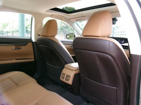Used 2016 Lexus ES 350 w/ Luxury Package w/Wood Trim FWD image 34