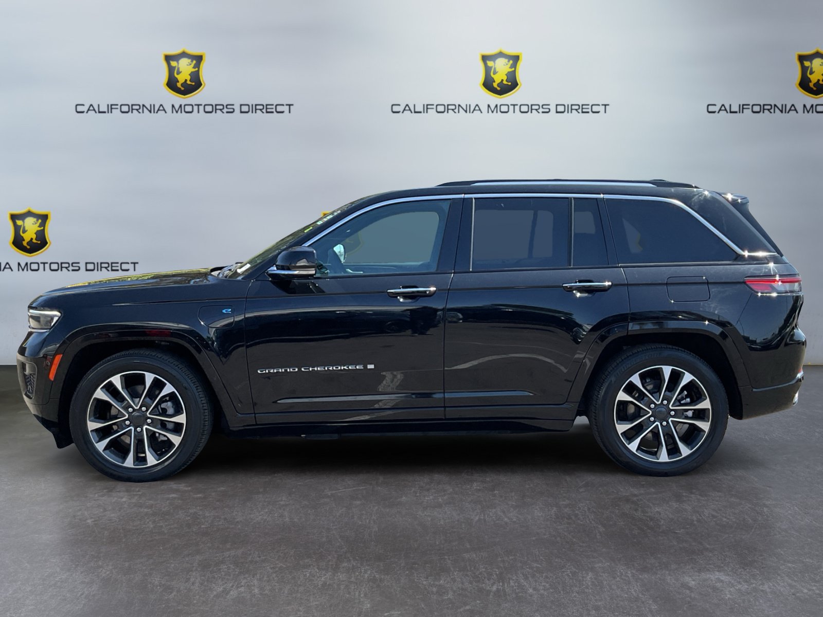 Used 2023 Jeep Grand Cherokee Overland w/ Luxury Tech Group IV AWD/4WD image 8