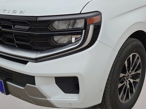 Used 2025 Ford Expedition Max Platinum AWD/4WD image 9