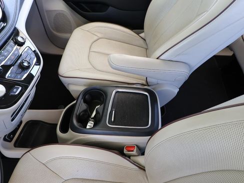 Used 2020 Chrysler Pacifica Limited w/ Tire & Wheel Group image 45