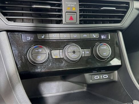 Used 2024 Volkswagen Jetta SE FWD image 14