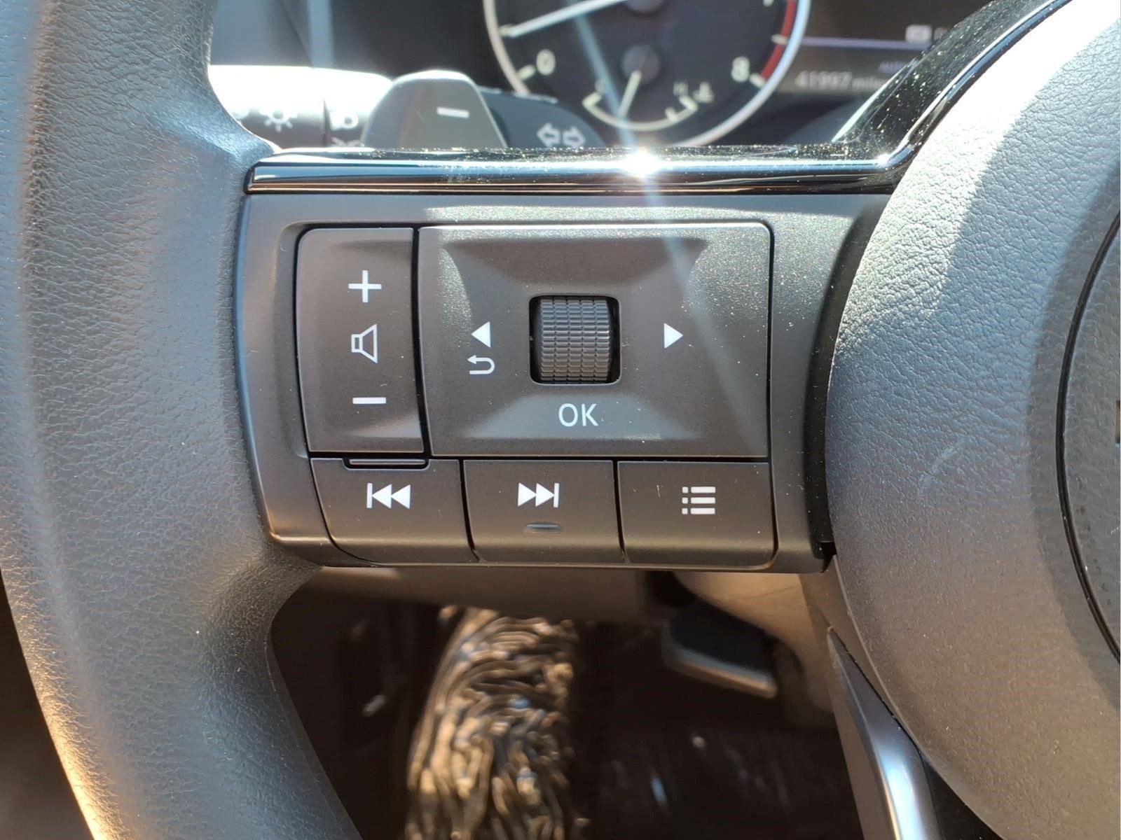 Used 2023 Nissan Rogue SV AWD/4WD image 14