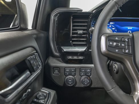 Used 2025 Chevrolet Silverado 1500 High Country AWD/4WD image 17