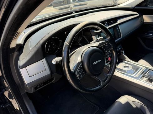 Used 2018 Jaguar XF Premium RWD image 29