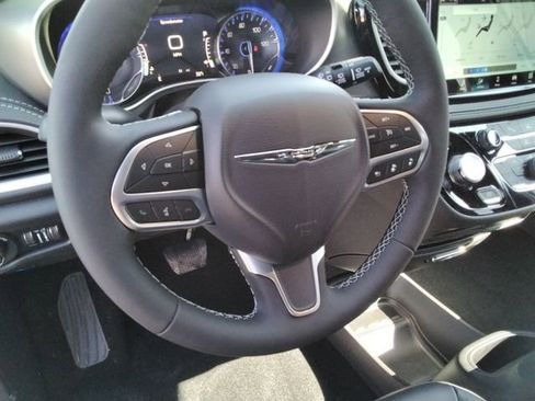 New 2026 Chrysler Pacifica Select AWD/4WD image 26