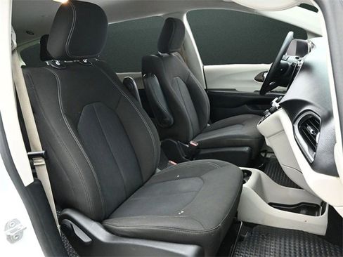 Used 2021 Chrysler Voyager L image 21