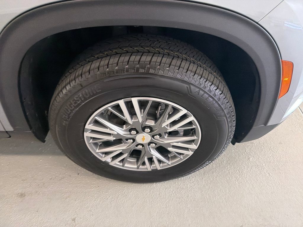 New 2027 Chevrolet Traverse LT FWD image 4