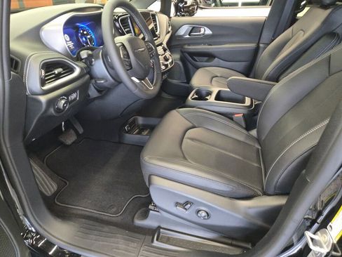 New 2025 Chrysler Pacifica Select image 18