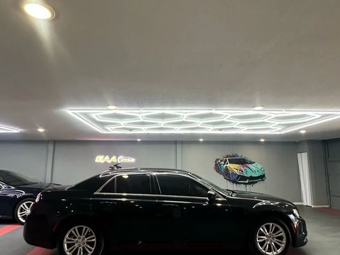 Used 2016 Chrysler 300 Limited image 7