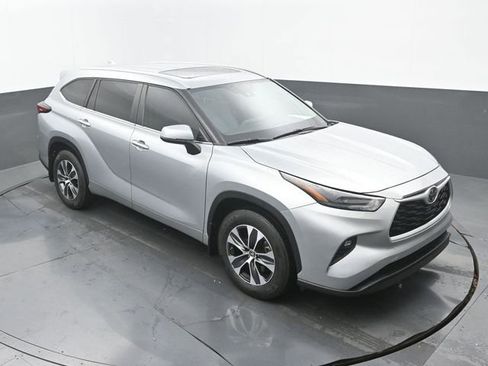Used 2024 Toyota Highlander XLE FWD image 31