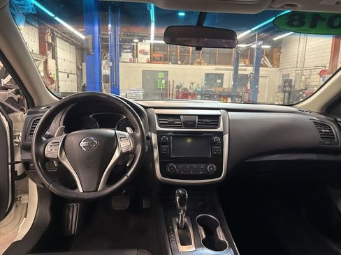 Used 2018 Nissan Altima 2.5 SR w/ SR Midnight Edition image 13