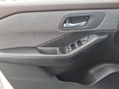 Used 2023 Nissan Rogue SV image 16