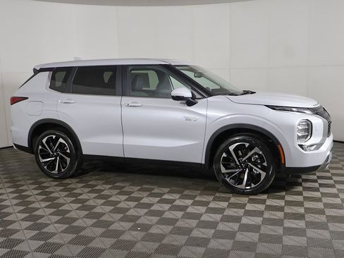 New 2025 Mitsubishi Outlander SE image 17