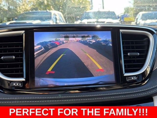 Used 2024 Chrysler Pacifica Limited FWD image 24