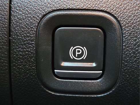 Used 2022 Chevrolet Silverado 2500 Custom w/ Custom Value Package image 16