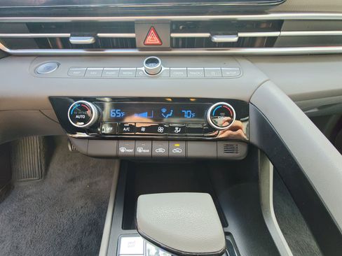 Used 2024 Hyundai Elantra SEL image 18