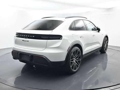 Certified 2025 Porsche Macan 4S Electric AWD/4WD image 14