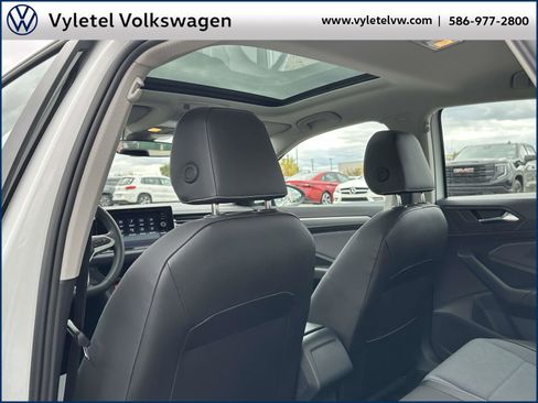 Certified 2025 Volkswagen Jetta SE w/ Sunroof Package image 14