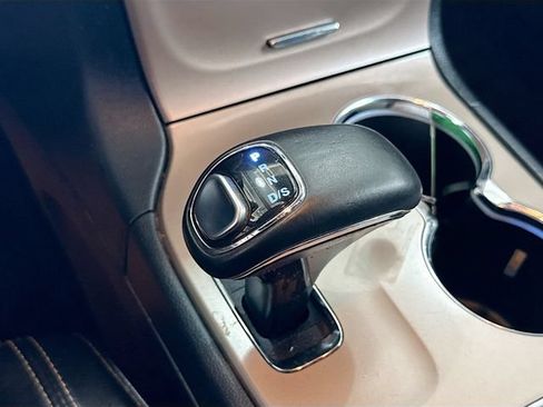 Used 2015 Jeep Grand Cherokee Overland w/ Advanced Technology Group AWD/4WD image 17