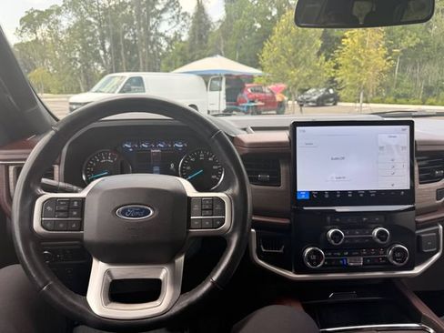 Used 2024 Ford Expedition Limited RWD image 2