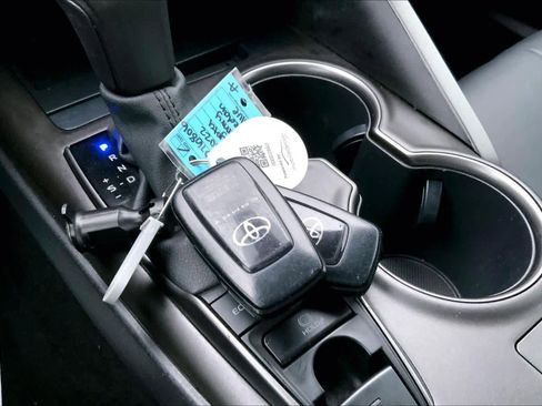 Used 2022 Toyota Camry XSE image 13