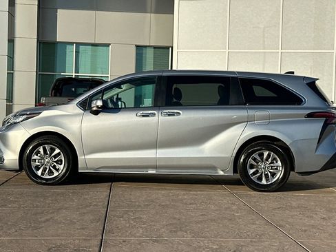 Used 2022 Toyota Sienna XLE image 8