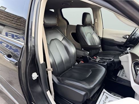 Used 2020 Chrysler Pacifica Touring-L FWD image 20