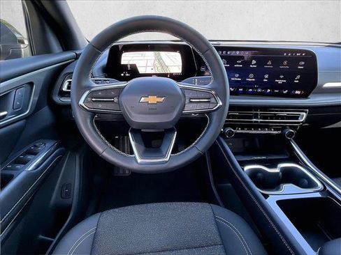 Used 2025 Chevrolet Traverse LT FWD image 7