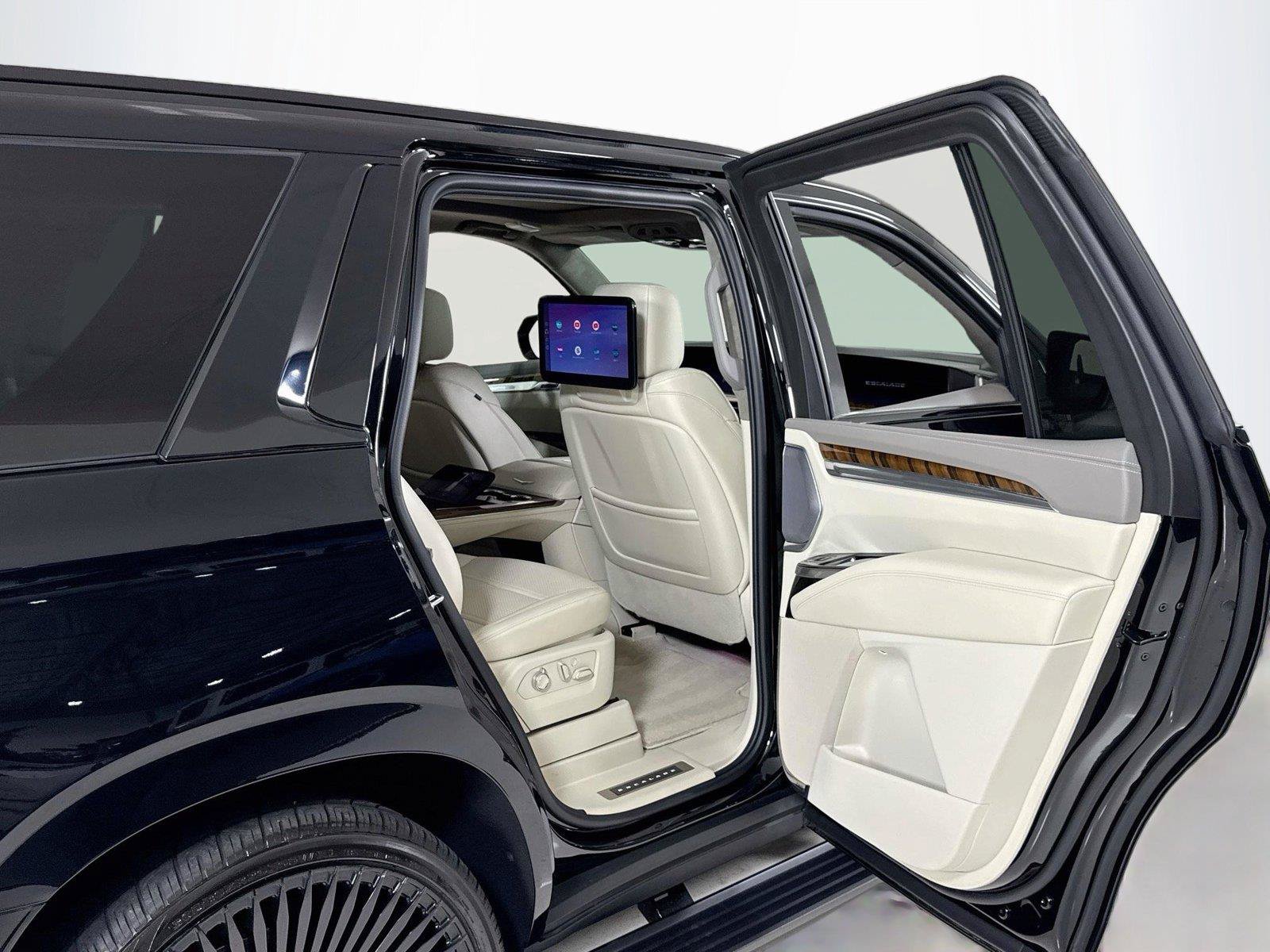 Used 2025 Cadillac Escalade Premium Luxury Platinum AWD/4WD image 30