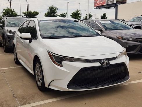 Used 2021 Toyota Corolla LE FWD image 2