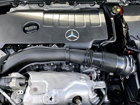 Used 2020 Mercedes-Benz GLB 250 4MATIC w/ Premium Package image 32