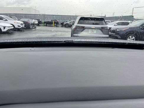 Used 2025 Nissan Pathfinder SV FWD image 17