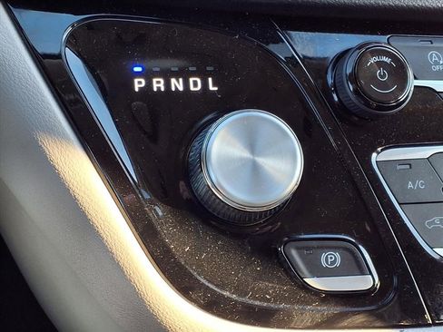 Used 2023 Chrysler Voyager LX image 14