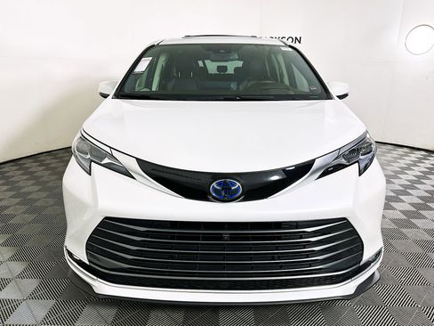 Used 2024 Toyota Sienna Platinum image 8